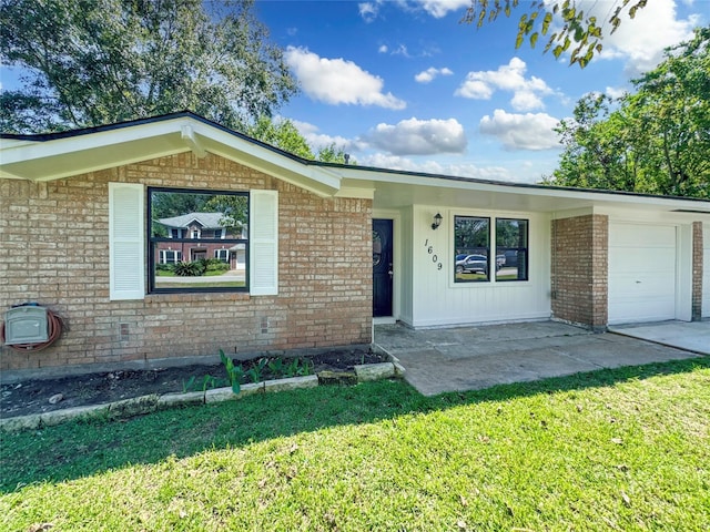 ranch-style home featuring a front lawn and a garage