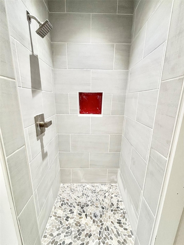 bathroom featuring tiled shower