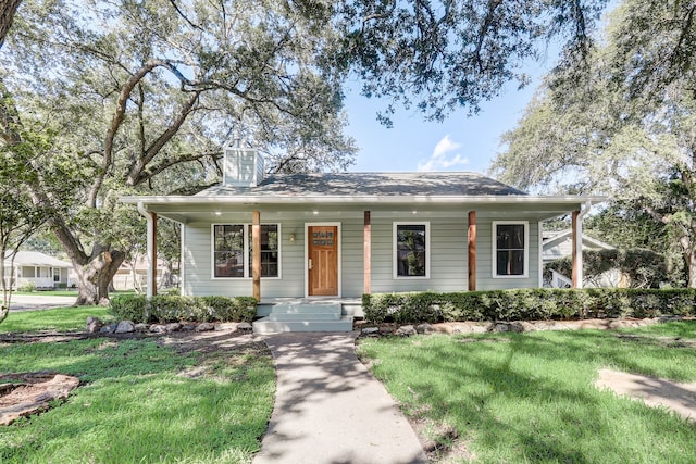 view of front facade with a porch and a front lawn