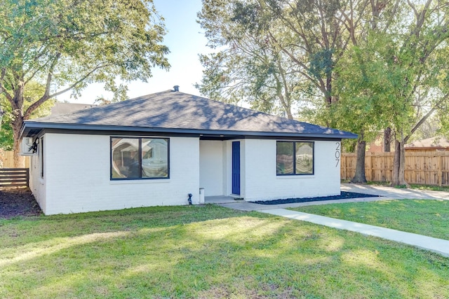 ranch-style house featuring a front yard