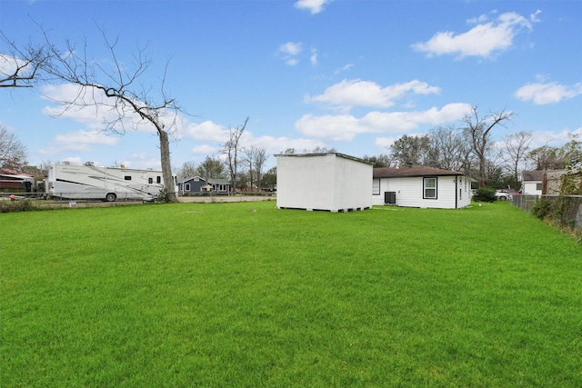 view of yard featuring a shed