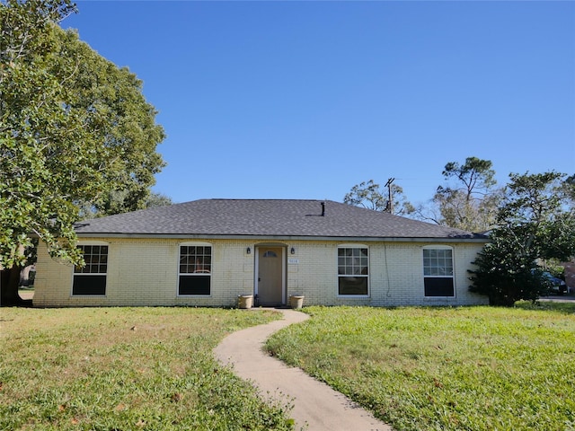 single story home with a front yard