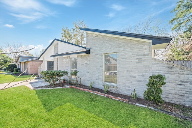 view of front facade featuring a front lawn