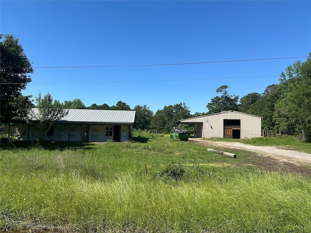 view of yard featuring an outbuilding