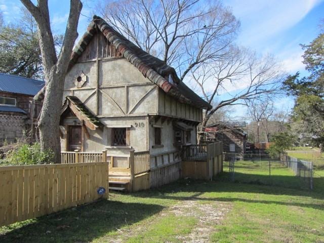 exterior space with a yard