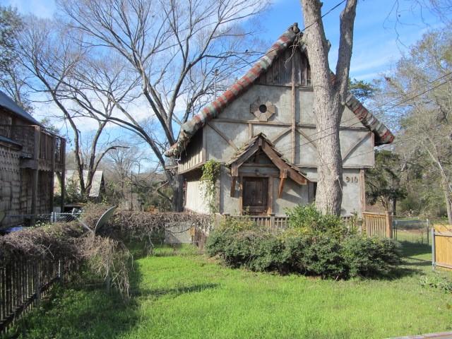 view of side of property featuring a lawn