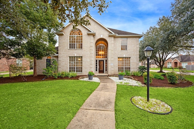 front of property with a front lawn