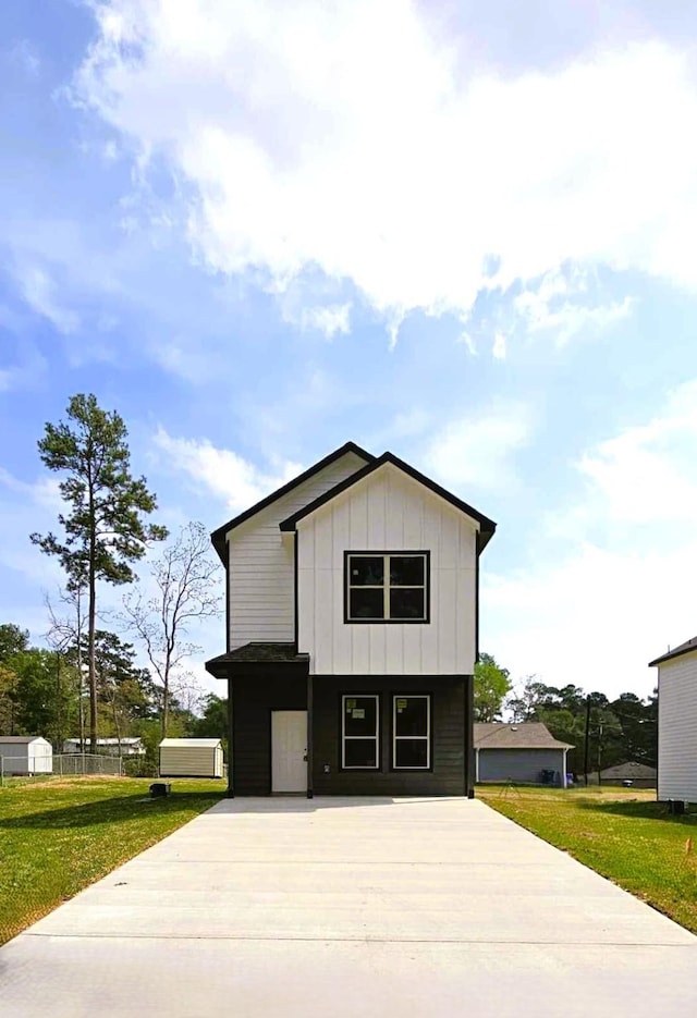 view of front of house with a front lawn