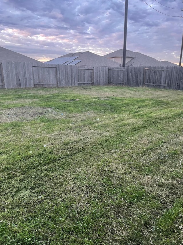 view of yard at dusk