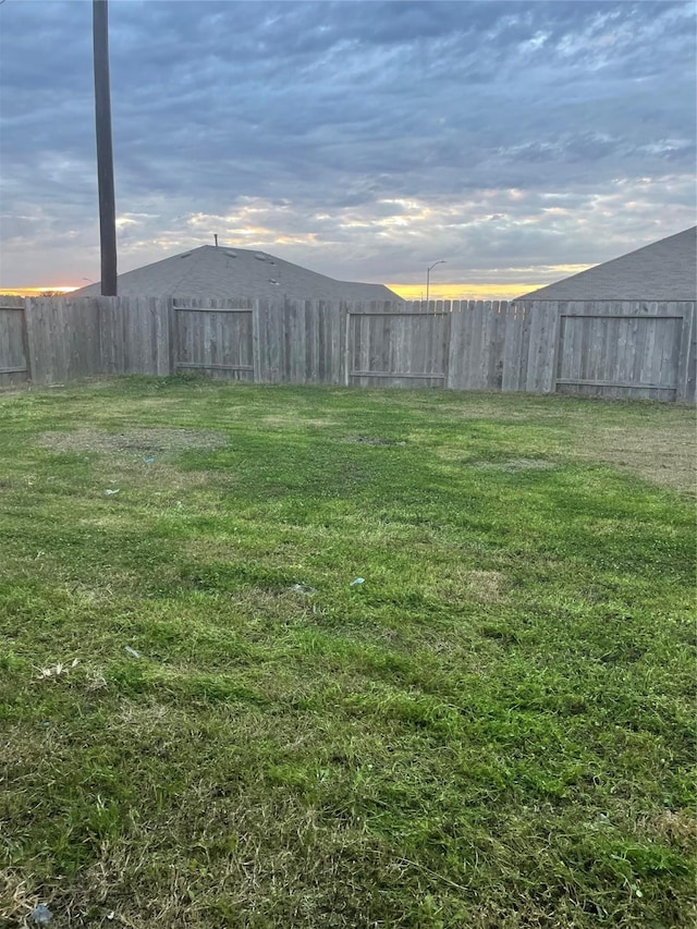 view of yard at dusk