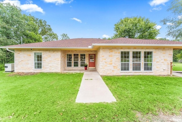 ranch-style home featuring a front lawn