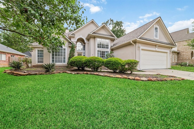 view of front of property featuring a front lawn