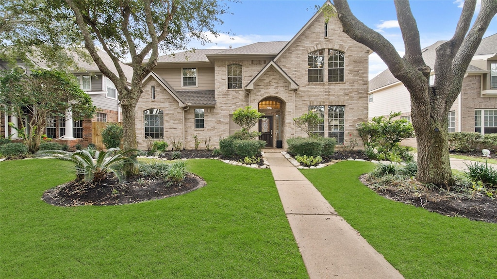 view of front facade with a front yard