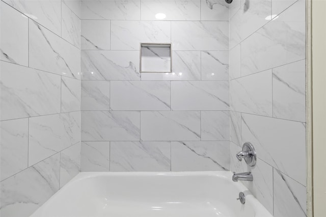 bathroom featuring tiled shower / bath combo