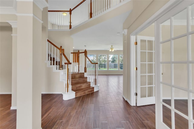 foyer featuring ceiling fan and ornamental molding