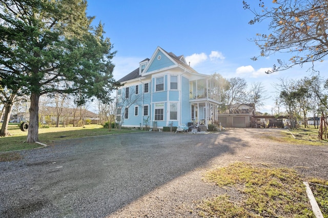 view of front of home featuring a front yard