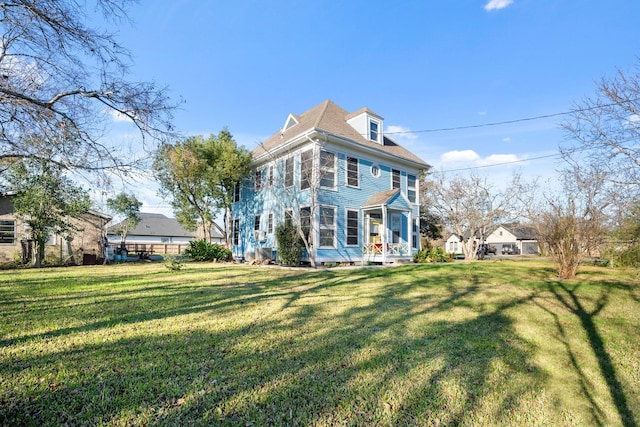 view of front of property featuring a front lawn