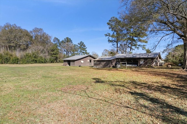 view of yard with an outdoor structure