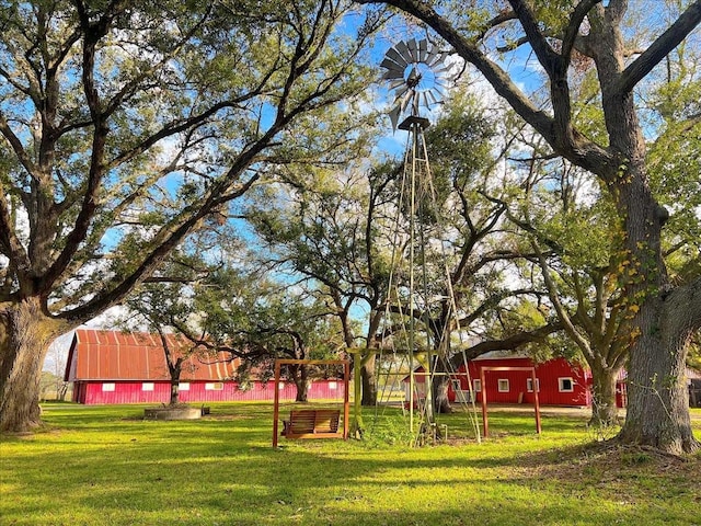 view of yard featuring an outdoor structure