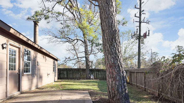 view of yard featuring a patio area