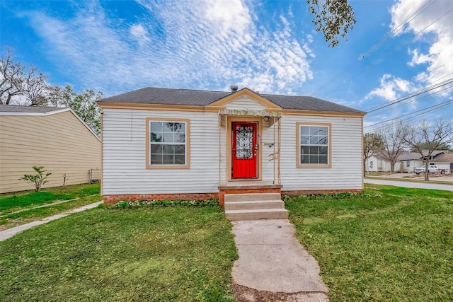 bungalow featuring a front lawn