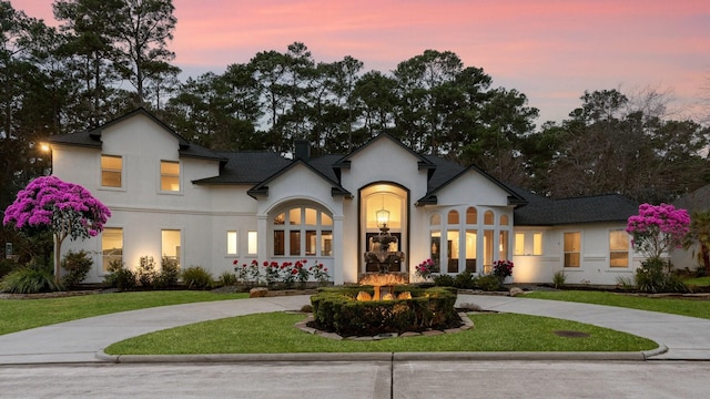 view of front of property featuring a lawn