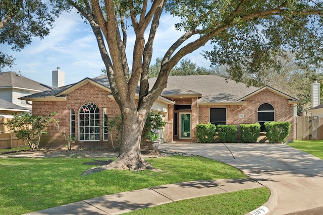 single story home with a front yard