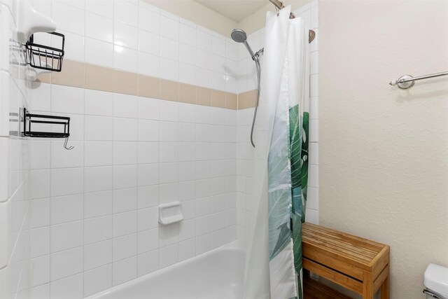 full bathroom with toilet and shower / tub combo with curtain