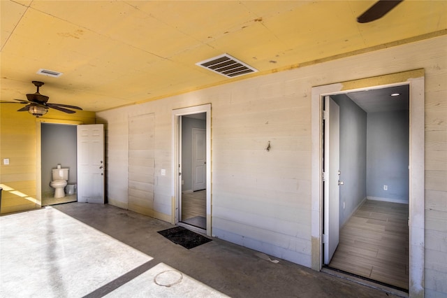 property entrance featuring ceiling fan