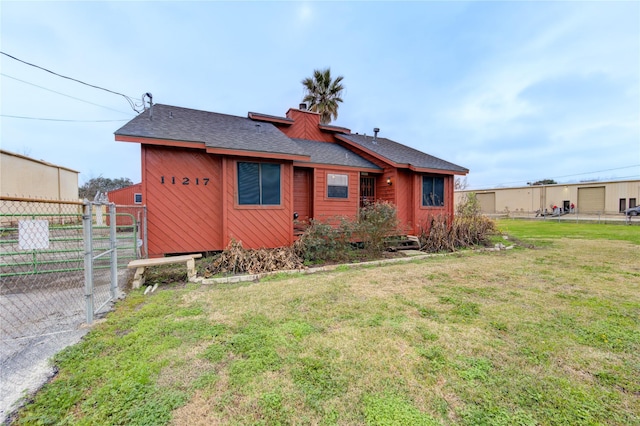 view of front of home featuring a front yard