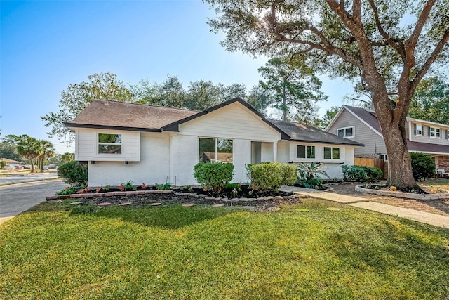 view of front of property featuring a front yard