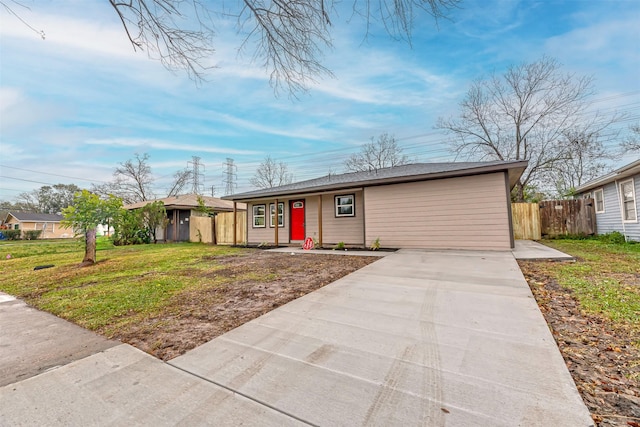 ranch-style house featuring a front yard