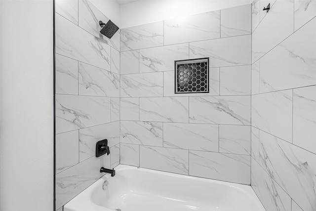 bathroom featuring tiled shower / bath combo