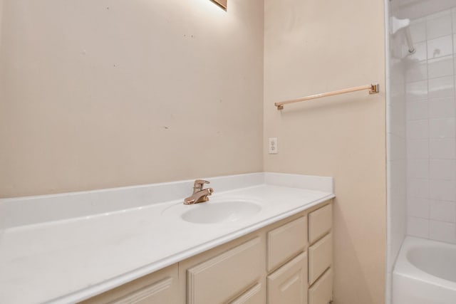 bathroom featuring vanity and tiled shower / bath