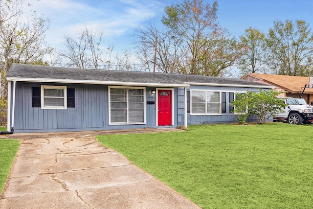 single story home with a front lawn