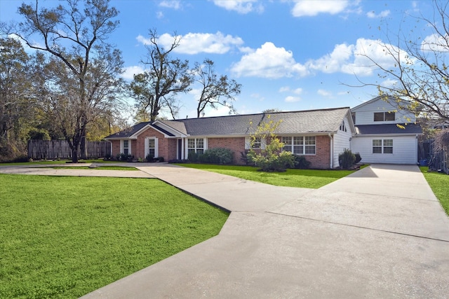 single story home featuring a front lawn