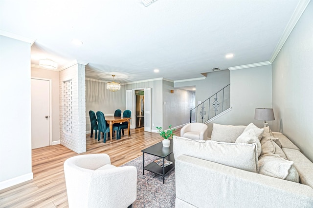 living area featuring light wood-type flooring, baseboards, visible vents, and ornamental molding