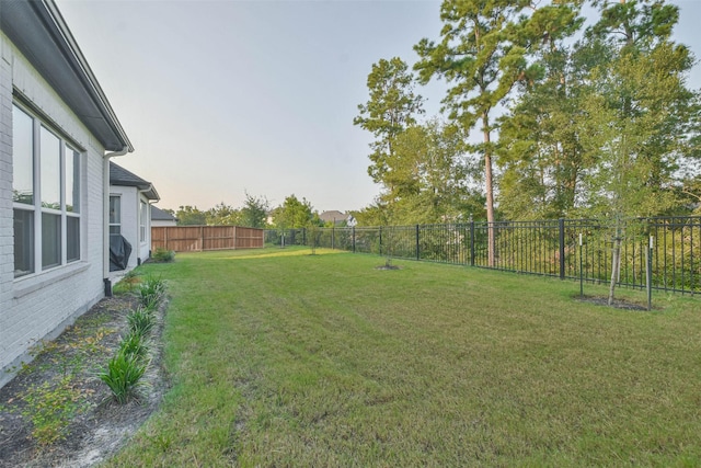 view of yard at dusk