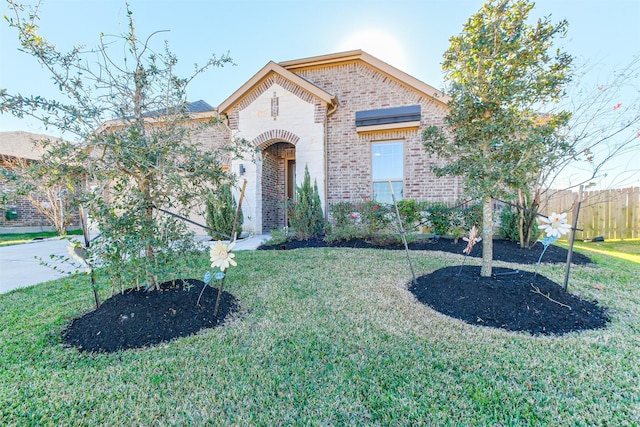 view of front of house featuring a front lawn