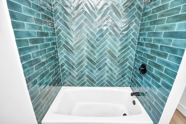 bathroom featuring tiled shower / bath combo