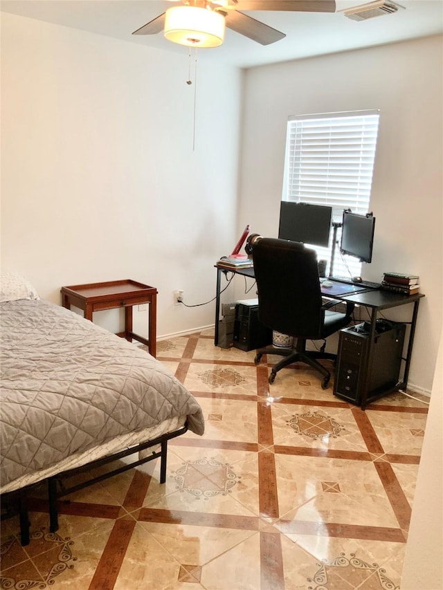 bedroom with ceiling fan