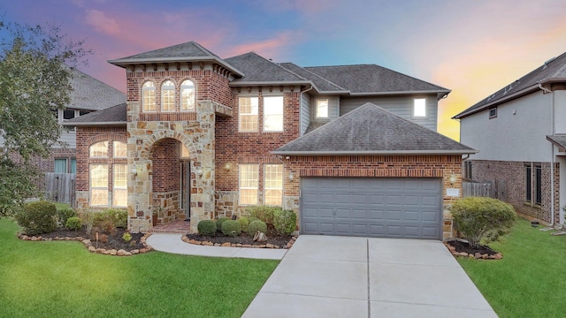 view of front of property featuring a yard