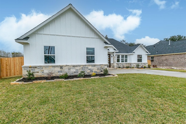 exterior space featuring a lawn