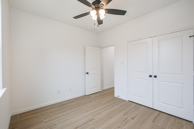 unfurnished bedroom featuring ceiling fan and a closet