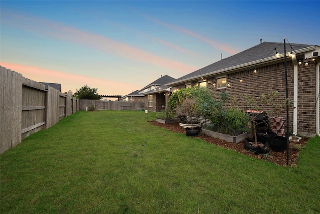 view of yard at dusk