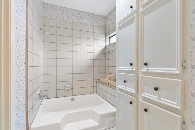 bathroom featuring tiled shower / bath