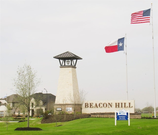 view of home's community featuring a lawn