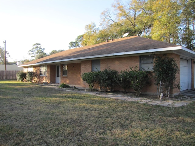 view of front facade featuring a garage and a front yard