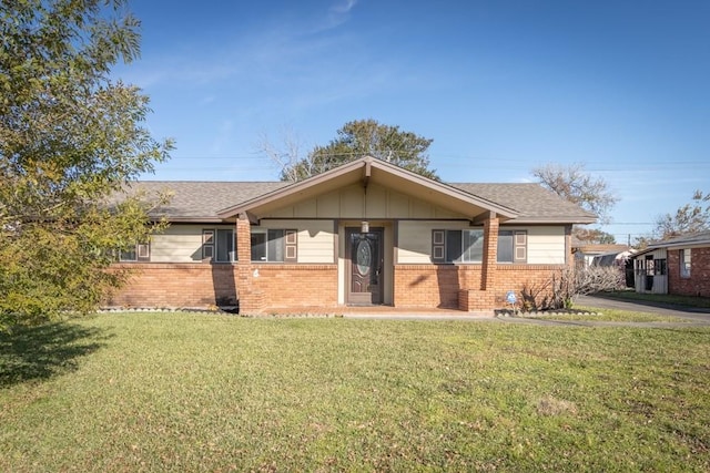 view of front of property featuring a front lawn