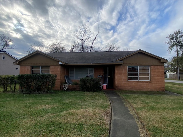 ranch-style home featuring a front lawn